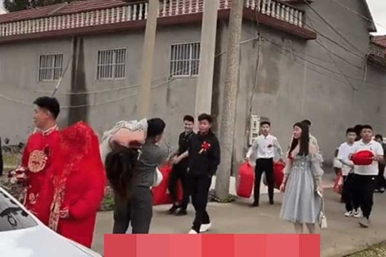 Phù rể phù dâu 'giật' sự chú ý của tân lang tân nương ngay trong đám cưới vì hành động 'bỏng mắt' này
