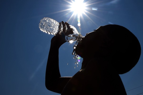 Hào hứng trải nghiệm máy tập thể dục tự chế của con trai, ông bố nhận cái kết cười ra nước mắt-1