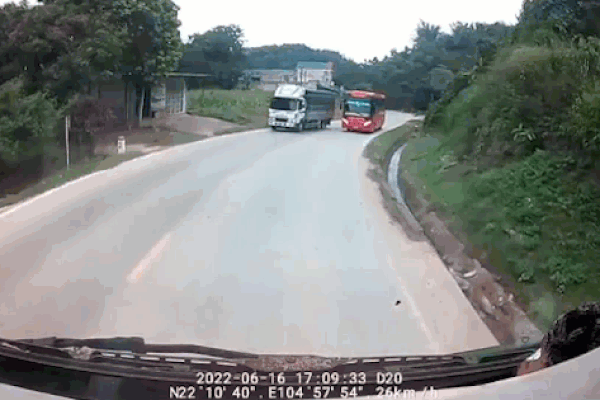 Tài xế chấp nhận xe container bị lật để tránh đâm trực diện xe khách vượt ẩu tại khúc cua