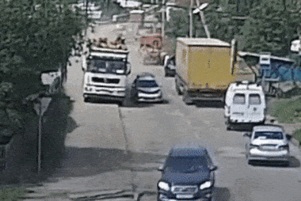 Xe tải mất lái, lao vun vút qua ngã tư tông nát đầu ô tô con