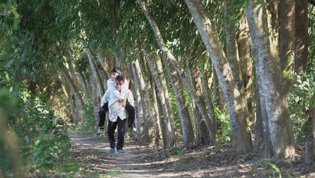 Cha cõng ước mơ con - câu chuyện xúc động về người cha 12 năm làm đôi chân cho con-1