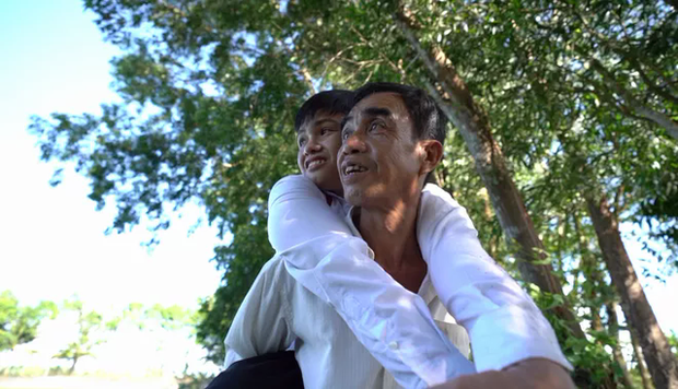 Cha cõng ước mơ con - câu chuyện xúc động về người cha 12 năm làm đôi chân cho con-2