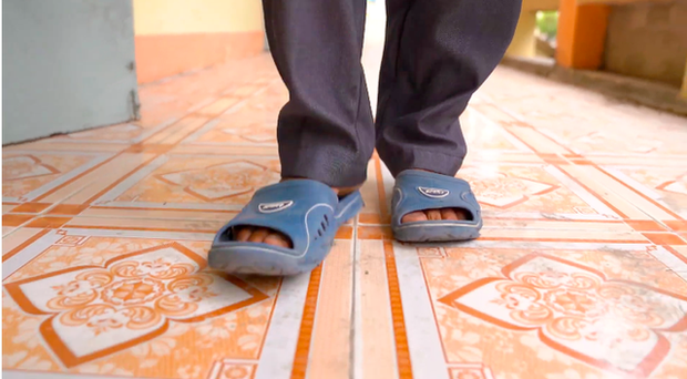 Cha cõng ước mơ con - câu chuyện xúc động về người cha 12 năm làm đôi chân cho con-3