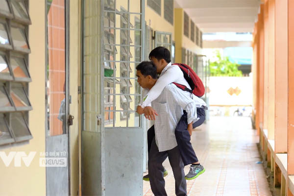 Rưng rưng câu chuyện cụ ông 70 tuổi cõng cha già 90 tuổi lên máy bay-3