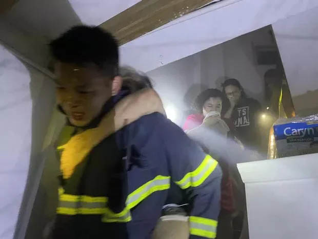 Chập điện gây cháy nhà trên phố cổ, 6 người mắc kẹt-1