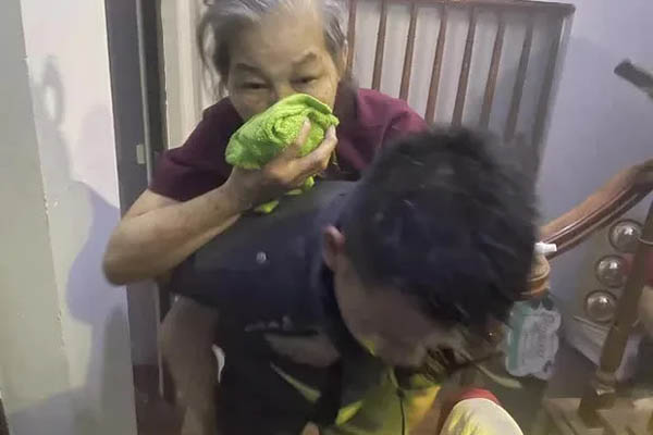 Phá cửa căn nhà đang bốc cháy ở Hà Nội, cứu 4 người mắc kẹt-3