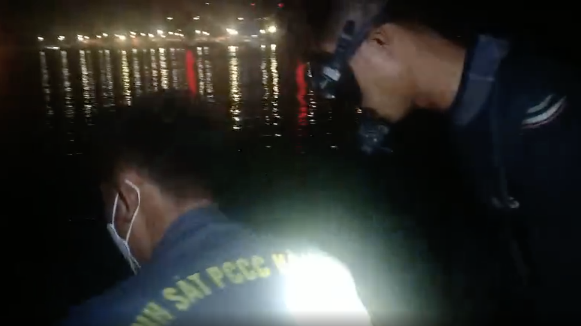 TP.HCM: Cùng gia đình mưu sinh, cô gái 16 tuổi rơi xuống sông mất tích trong đêm mưa gió-1