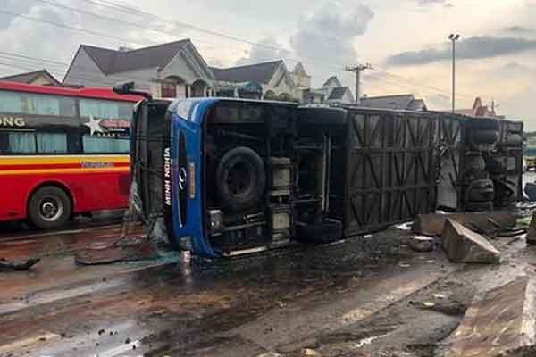 Xe khách mất lái tông vào dải phân cách rồi lật nghiêng, hàng chục hành khách hoảng loạn kêu cứu-1