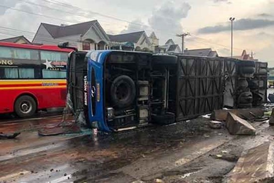 Lật xe khách, 7 người thương vong