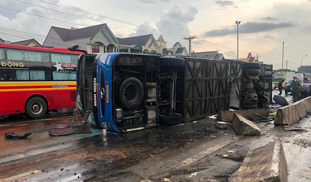 Lật xe khách, 7 người thương vong-1