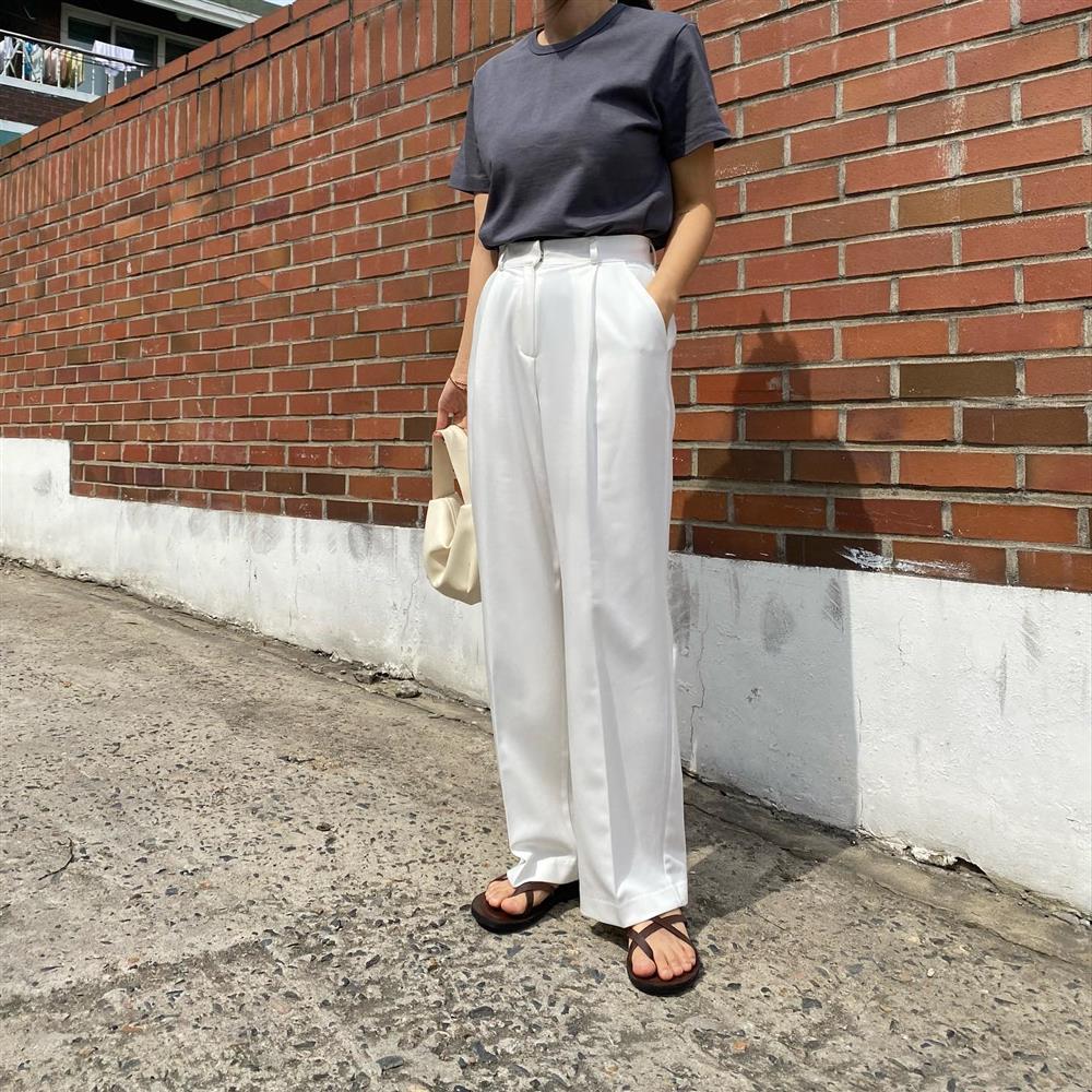 Quần ống rộng mặc với 5 kiểu áo này là sành điệu nhất-18