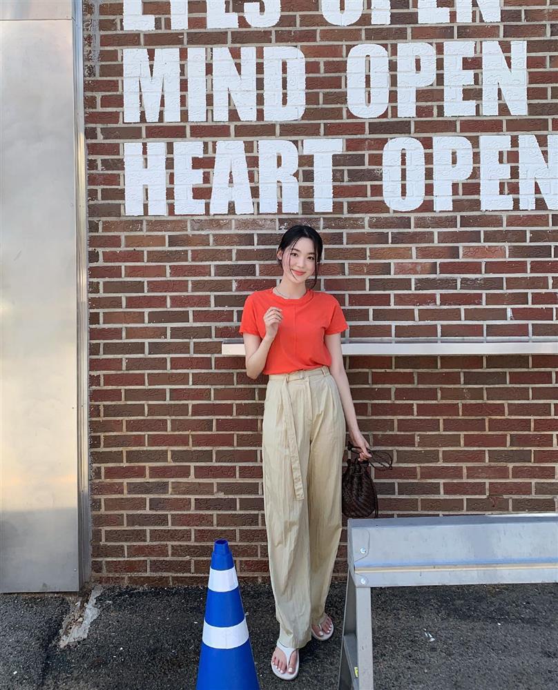 Quần ống rộng mặc với 5 kiểu áo này là sành điệu nhất-19