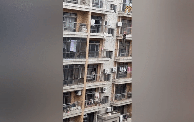 Clip: Nhóm công nhân dùng cần cẩu giải cứu bé gái 3 tuổi bị kẹt đầu, treo lửng lơ ngoài ban công tầng 5-1