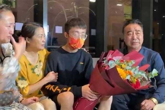 Thanh niên bị bắt cóc khỏi gia đình triệu phú từ năm 2 tuổi, được nhà tỷ phú nhận nuôi