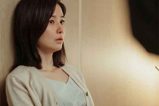 Chồng thân thiết với chị hàng xóm làm mẹ đơn thân, vợ muốn ly hôn khi biết được hành vi mờ ám giữa hai người