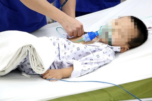 Bé 3 tuổi đột ngột quấy khóc rồi tím ngắt người phải cấp cứu vì nguyên nhân này-4