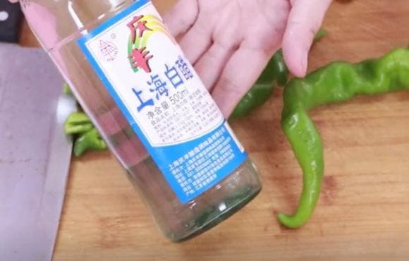 Đổ giấm trắng vào lòng bàn tay và xoa đều, hiệu quả thật tuyệt vời, bạn hãy thử làm tại nhà-1