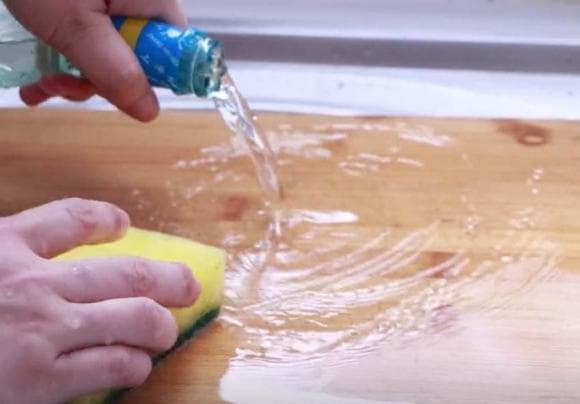 Đổ giấm trắng vào lòng bàn tay và xoa đều, hiệu quả thật tuyệt vời, bạn hãy thử làm tại nhà-3