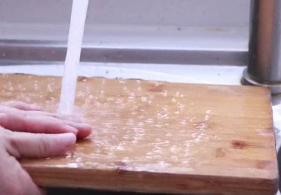 Đổ giấm trắng vào lòng bàn tay và xoa đều, hiệu quả thật tuyệt vời, bạn hãy thử làm tại nhà-4