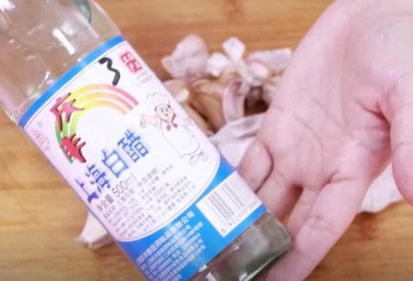 Đổ giấm trắng vào lòng bàn tay và xoa đều, hiệu quả thật tuyệt vời, bạn hãy thử làm tại nhà-5