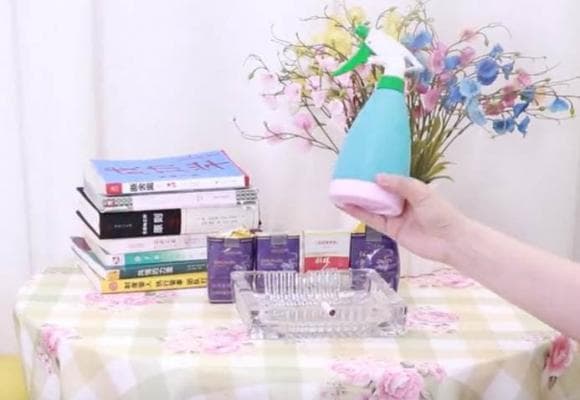 Đổ giấm trắng vào lòng bàn tay và xoa đều, hiệu quả thật tuyệt vời, bạn hãy thử làm tại nhà-7