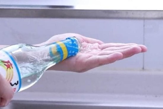 Đổ giấm trắng vào lòng bàn tay và xoa đều, hiệu quả thật tuyệt vời, bạn hãy thử làm tại nhà