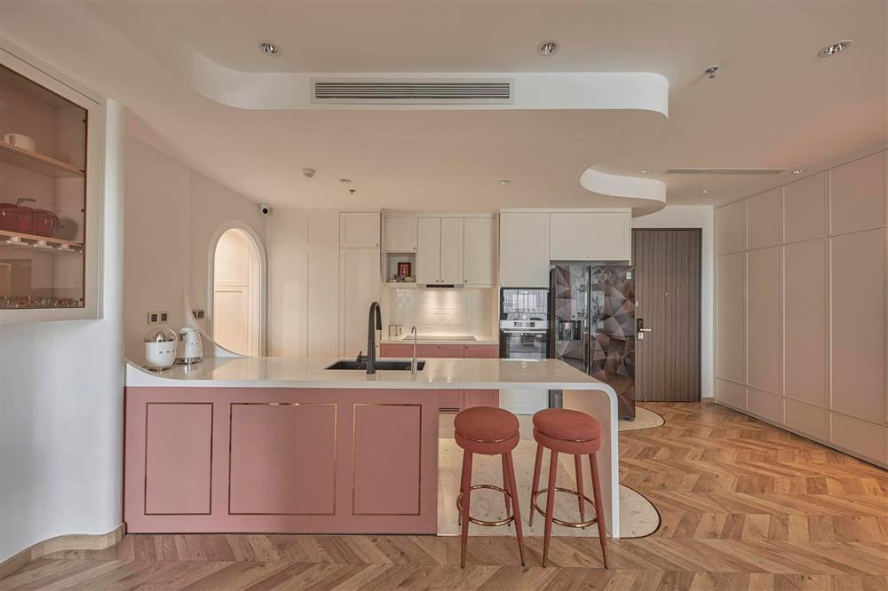 Căn hộ tông hồng ánh kim lạ mắt, riêng tiền làm nội thất đã hơn 2 tỷ đồng-3