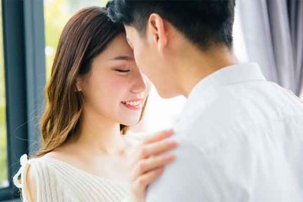 Mẹ đơn thân lấy trai tân, đêm tân hôn bố mẹ chồng nói 1 câu khiến nàng dâu sững người-4