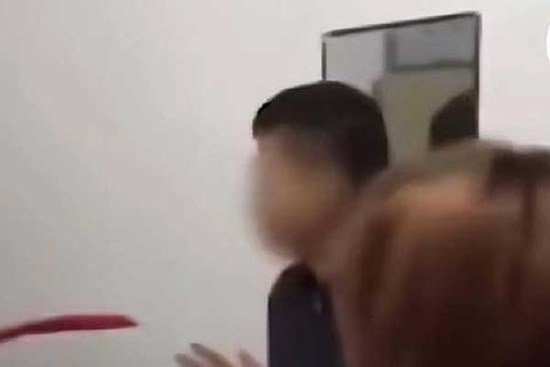 Đi công tác về sớm hơn dự định, chồng mở cửa phòng ngủ chứng kiến cảnh tượng khó quên