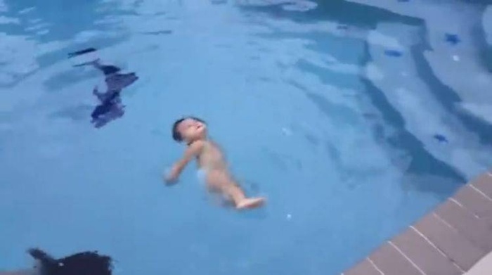 Em bé 1 tuổi bơi như cá gặp nước, CĐM cảm thán vận động viên bơi lội tương lai đây rồi!-2
