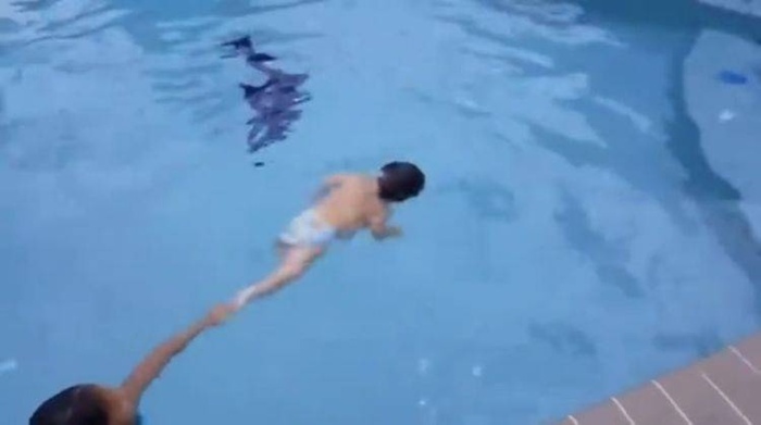 Em bé 1 tuổi bơi như cá gặp nước, CĐM cảm thán vận động viên bơi lội tương lai đây rồi!-3