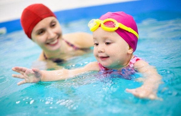 Em bé 1 tuổi bơi như cá gặp nước, CĐM cảm thán vận động viên bơi lội tương lai đây rồi!-4