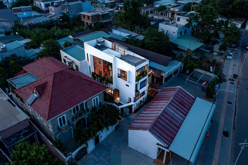 Tổ ấm của gia đình 3 thế hệ với không gian xanh và mảng tường gạch nung hoài cổ-3