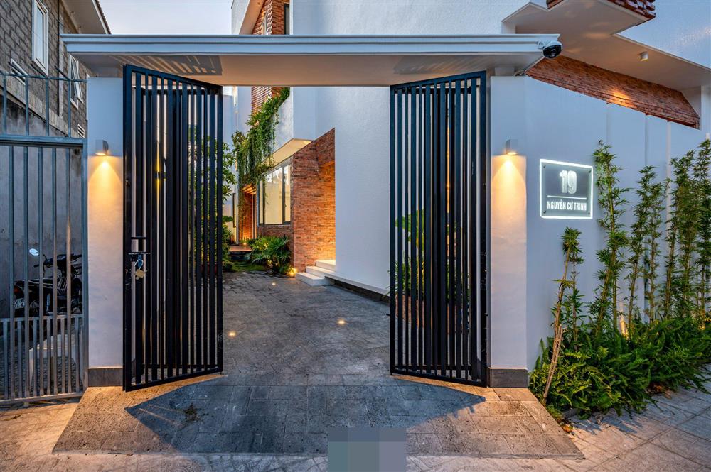 Tổ ấm của gia đình 3 thế hệ với không gian xanh và mảng tường gạch nung hoài cổ-8