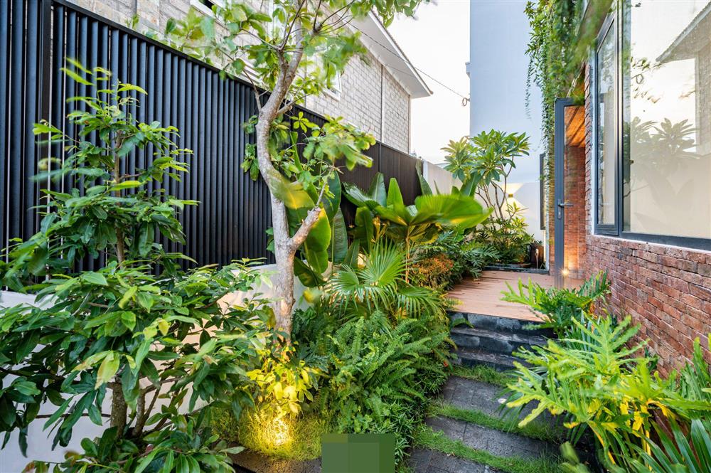 Tổ ấm của gia đình 3 thế hệ với không gian xanh và mảng tường gạch nung hoài cổ-13