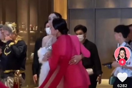 Rộ clip Hương Giang ôm chầm Lâm Khánh Chi khi chạm mặt tại thảm đỏ sau lùm xùm cạch mặt