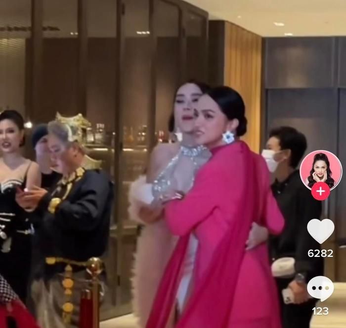 Rộ clip Hương Giang ôm chầm Lâm Khánh Chi khi chạm mặt tại thảm đỏ sau lùm xùm cạch mặt-3