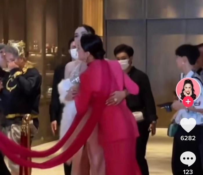 Rộ clip Hương Giang ôm chầm Lâm Khánh Chi khi chạm mặt tại thảm đỏ sau lùm xùm cạch mặt-2