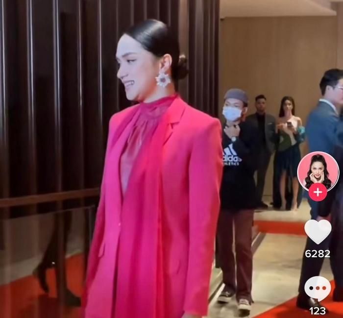 Rộ clip Hương Giang ôm chầm Lâm Khánh Chi khi chạm mặt tại thảm đỏ sau lùm xùm cạch mặt-1