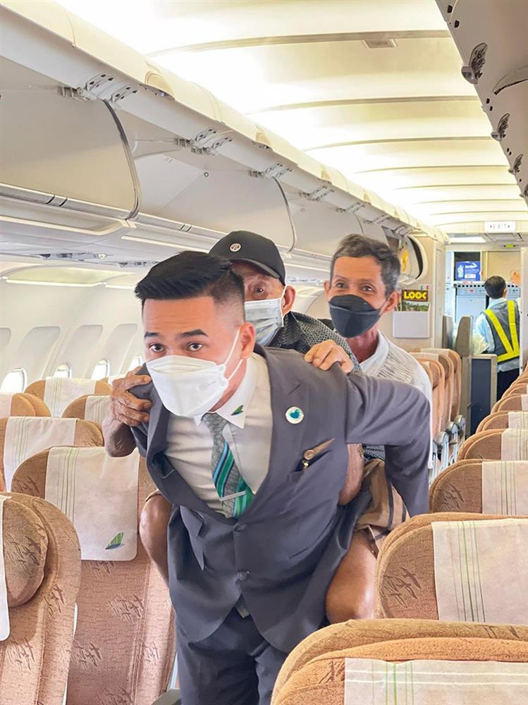 Rưng rưng câu chuyện cụ ông 70 tuổi cõng cha già 90 tuổi lên máy bay-1
