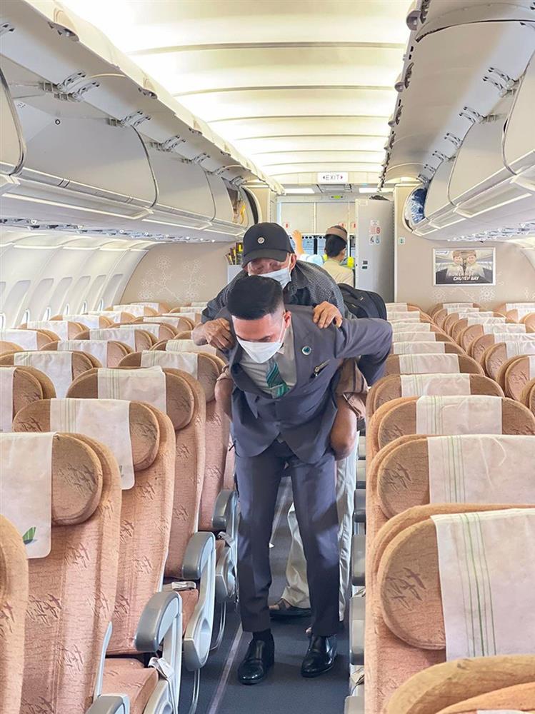 Rưng rưng câu chuyện cụ ông 70 tuổi cõng cha già 90 tuổi lên máy bay-2