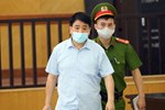 Ông Nguyễn Đức Chung nộp bệnh án và 85 bằng khen, giấy khen đến tòa án-2