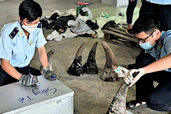 Khởi tố giám đốc cùng 2 nhân viên hô biến hoá chất thành xăng giả-2