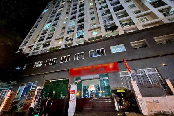 Xe container tông sập tiệm vàng ở TP.HCM-4