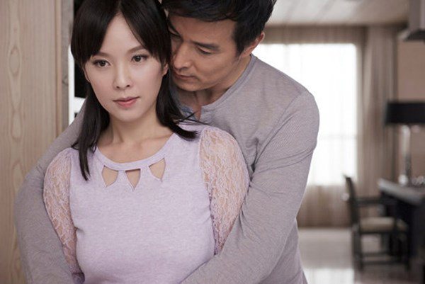 Chồng cáo già” ngoại tình nhưng vẫn giỏi đóng kịch, cô vợ giăng bẫy rút 1 thứ từ trong chăn ra khiến anh ta đi tong cả sự nghiệp-1