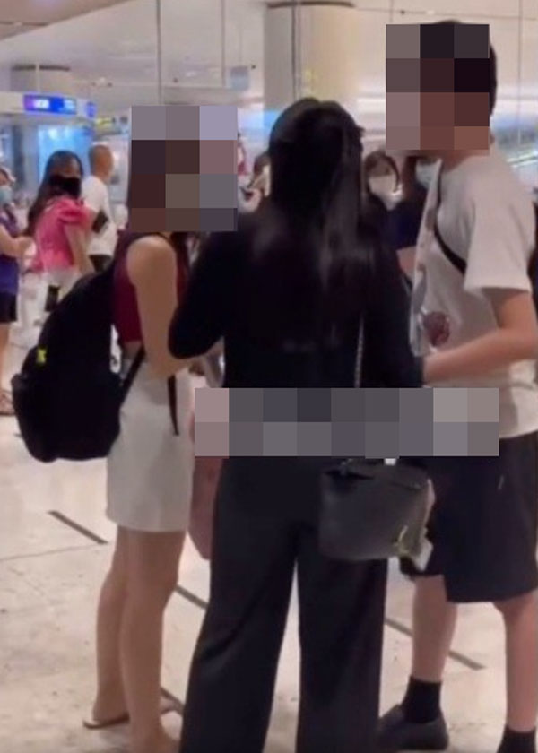 Vợ và con bắt quả tang chồng tay đan tay với nhân tình ở sân bay, câu nói của kẻ phản bội càng gây sốc-1