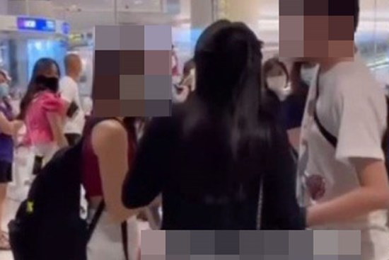 Vợ và con bắt quả tang chồng 'tay đan tay' với nhân tình ở sân bay, câu nói của kẻ phản bội càng gây sốc