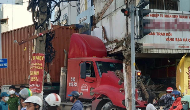 Xe container tông sập tiệm vàng ở TP.HCM-1