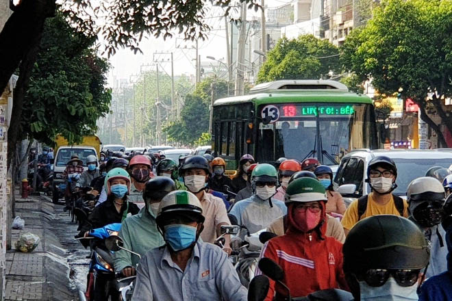 Xe container tông sập tiệm vàng ở TP.HCM-2