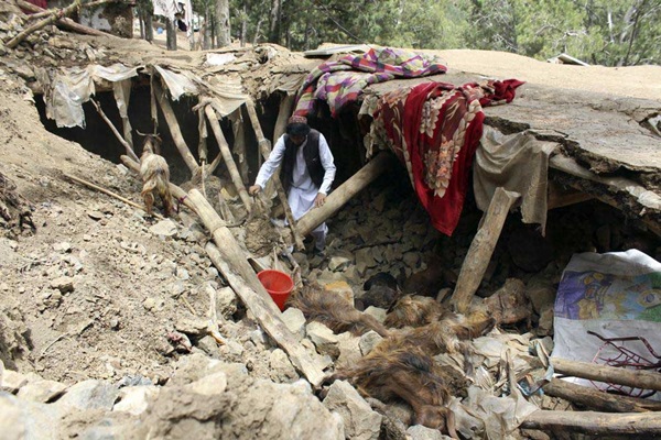 Động đất ở Afghanistan khiến ít nhất 1.000 người tử vong, nhiều người mắc kẹt trong đống đổ nát-1